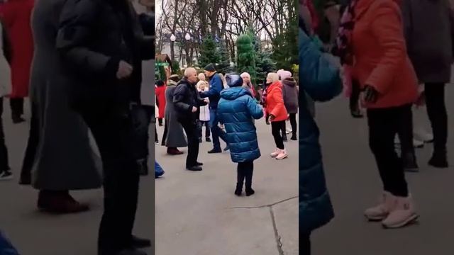 Харьков. Танцы в Центральном парке. смотреть онлайн