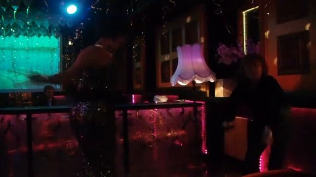 во жара) ВЕДУЩАЯ танцует смотреть онлайн