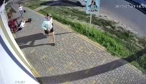 Неадекват вырубил девушку ударом в лицо смотреть онлайн