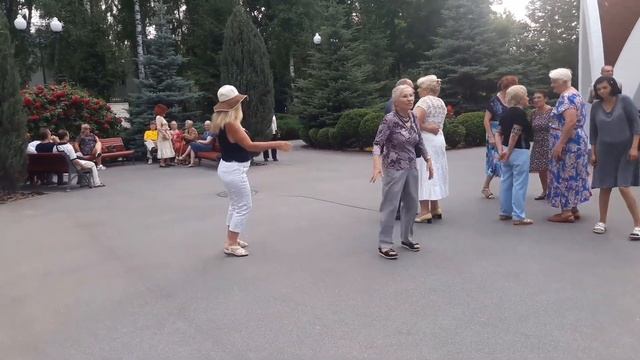 Мне так рядом с тобой хорошо?? Счастливые минуты в парке Горького?? Харьков 2021 смотреть онлайн