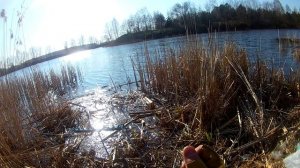 Ловля плотвы на поплавок ранней весной.Рыбалка на реке весной.