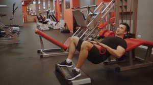 85 ягодичный мостик в тренажере на сгибатель бедра