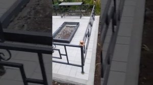 Укладка плитки на могилу.