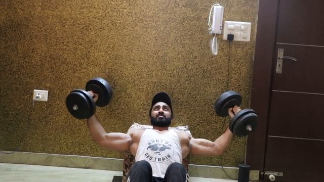 #Chestworkout with a pair of dumbbells only #Quarantineworkout смотреть онлайн
