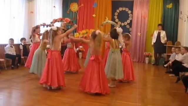 Танец девочек на 8 марта муз.рук.Парахневич И.П. смотреть онлайн