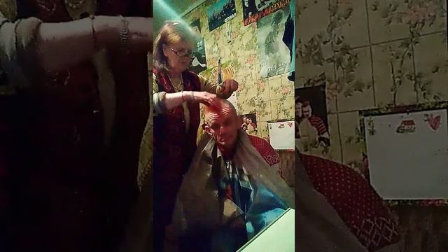 мама состригает ирокез за донат 3000 руб #ирокез #донат #мама #стрижка #панк смотреть онлайн