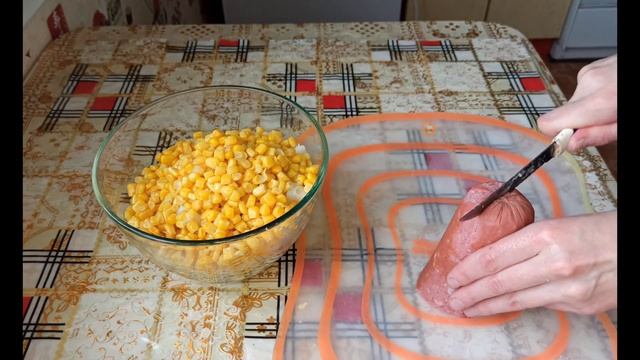 ПРОСТОЙ САЛАТ С СУХАРИКАМИ И С СЕРВЕЛАТОМ, ВКУСНО И ПРОСТО. смотреть онлайн