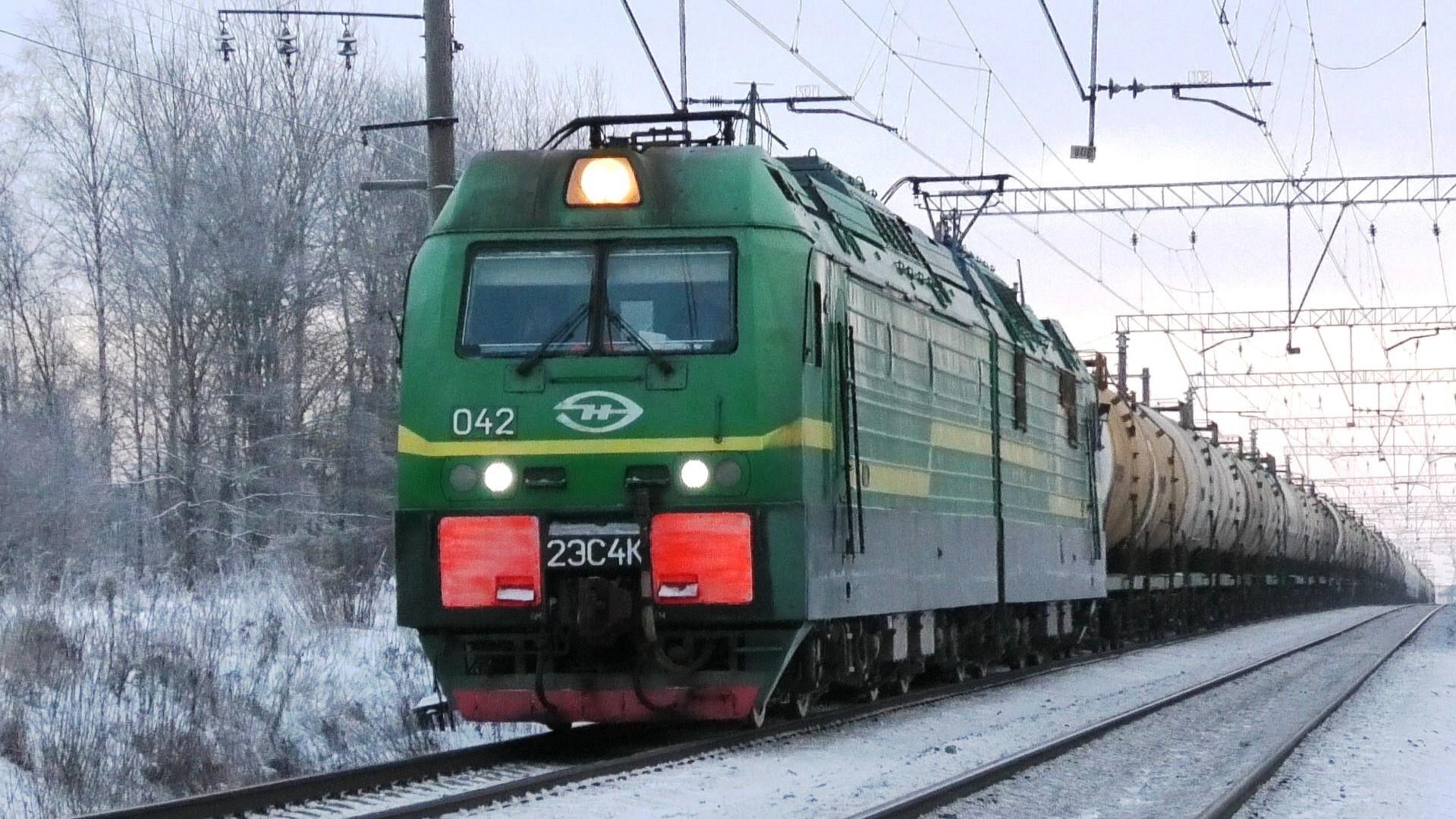 "Все еще зеленый" 2ЭС4К-042 "Дончак" с грузовым поездом смотреть онлайн