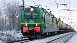 "Все еще зеленый" 2ЭС4К-042 "Дончак" с грузовым поездом