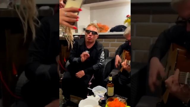 ВИТЯ АК - ТЕМ КТО С НАМИ [LIVE] смотреть онлайн