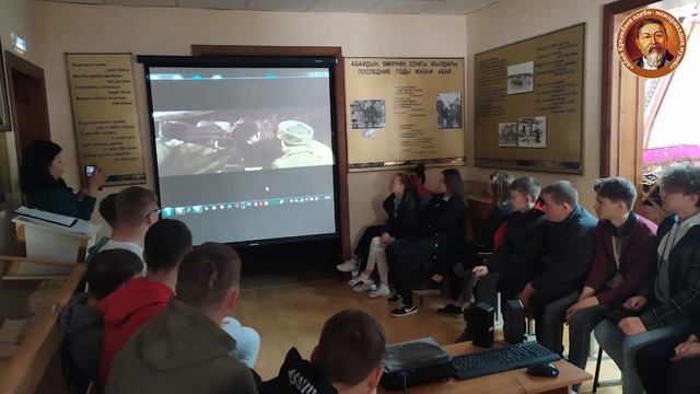 Час патриотизма в музее Абая Кунанбаева, посвященный 100-летию Маншук Маметовой смотреть онлайн