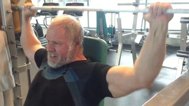 Анатолий Осипов, 68 лет. Тренировка. Жим из-за головы 60 кг смотреть онлайн