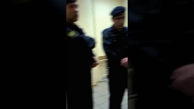 Приставы не пускают в суд журналиста смотреть онлайн