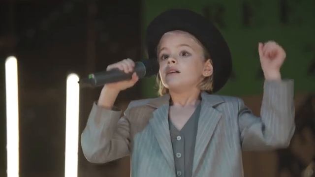 По стопам папы: 7-летняя дочь Тимати исполнила джазовый хит на английском языке смотреть онлайн