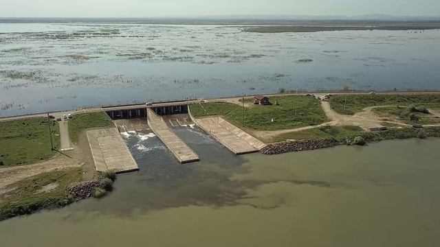 в Шапшугское водохранилище , вернее то, что на его месте сейчас - неужели дали воду? смотреть онлайн