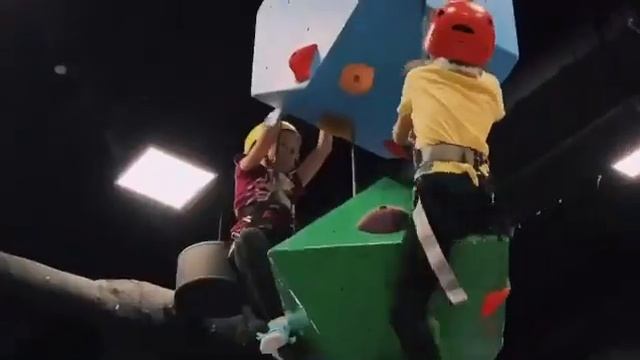 Детский скалодром в Bigwall Airsport смотреть онлайн