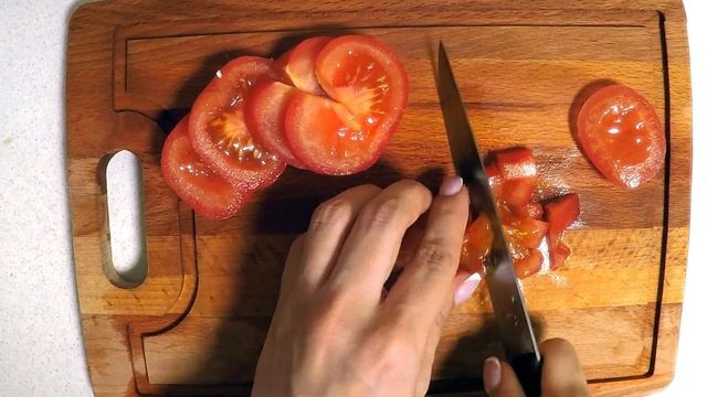 Салат с копченой курицей, овощами и кукурузой смотреть онлайн