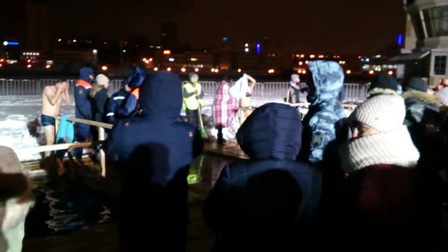 18.01.2019. Подготовка к нырянию в Волгу смотреть онлайн