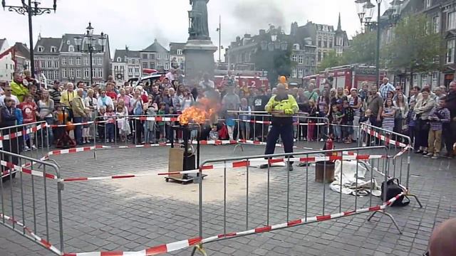 Don't use water to put out a grease fire! Firefighter shows what happens. Don't try this at home. смотреть онлайн