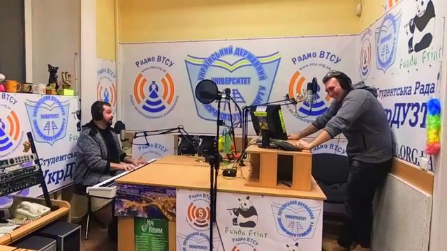 Артем Vасилич поет китайскую песню на Радио ВТСУ смотреть онлайн