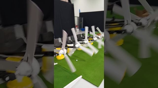 Mini Golf Through 10 Spinning Fans!! смотреть онлайн