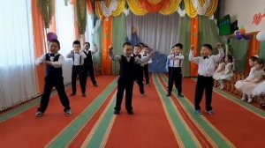 Танец мальчиков для девочек к 8 марта "Ягодка малинка"
