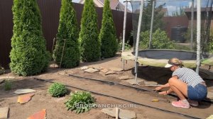 Красивая садовая дорожка женскими руками за день