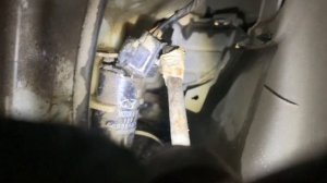 Снятие клеммы с моторчика омывателя KIA Rio jb