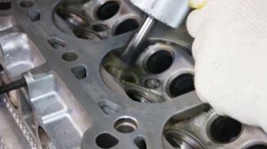 Замена маслосъёмных колпачков и притирка клапанов на моторе Вольво