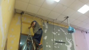 Полезное приспособление для более лёгкой прокладки кабеля за собранными потолками.