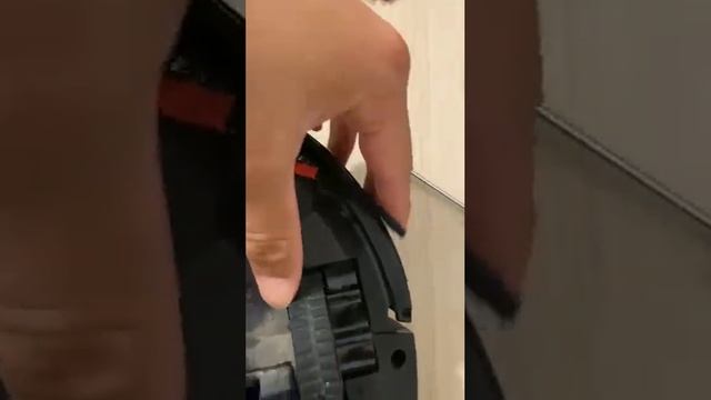 Заклинивание края устройства у робота пылесоса 360 Robot vacuum cleaner c50-1. Решение проблемы смотреть онлайн