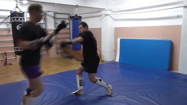 Комбинация ударов. Нога рука рука. Оберег