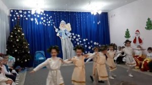 Зимний утренник в саду.  Танец " Сиртаки"
