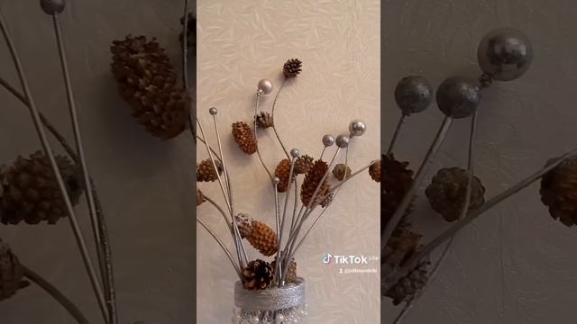 Вазочка с зимним букетом из шишек смотреть онлайн