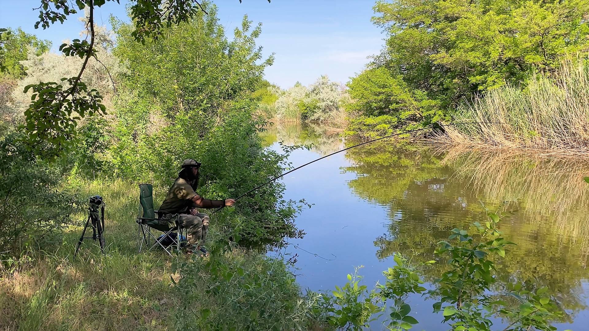 ДА ЭТО ДИКИЙ ЖОР КАКОЙ-ТО! КАРАСЬ И САЗАН НА ПОПЛАВОЧНУЮ УДОЧКУ. ЕЛЕ ВЫТАЩИЛ. НАЖИВКА ПОД НОГАМИ. смотреть онлайн
