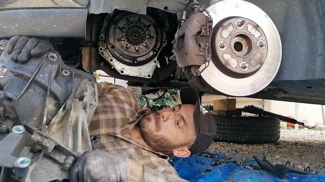 Remplacement kit embrayage Ford Focus essence 115 CV / Ford Focus petrol clutch replacement. смотреть онлайн