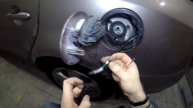 Снимаем крышку лючка бензобака KIA Ceed 2010-2015год