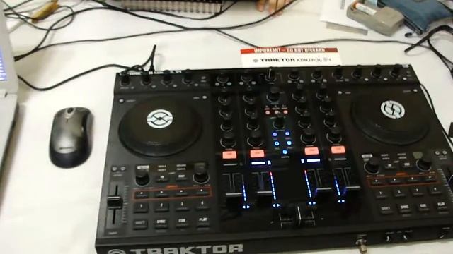 Traktor Kontrol S4 with problem - flashing lights and buttons crazy смотреть онлайн