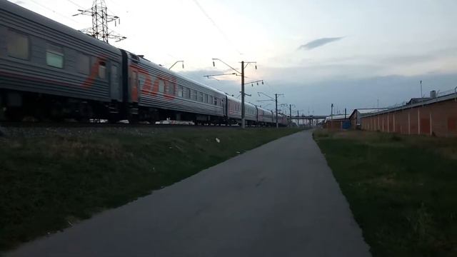 Электровоз ЭП1М-775 с поездом Кисловодск-Санкт-Петербург и электропоезд ЭС1-*** "Ласточка" смотреть онлайн