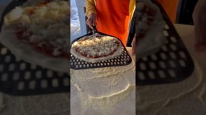 Пицца «Маргарита» в печи для пиццы на дровах