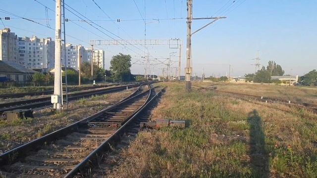 ДВИЖ НА СТАНЦИИ ЕВПАТОРИЯ-ТОВАРНАЯ ЛЕТНИМ ВЕЧЕРОМ ИЮНЯ! (ЭП2Д, ЧМЭ3) [10.06.2021] смотреть онлайн