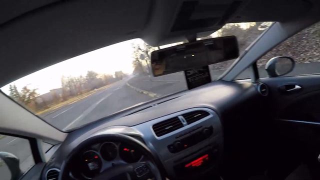 NAJDOBAR AVTOMOBIL ZA VOZAC POCETNIK? (( TEST// SEAT LEON)) смотреть онлайн