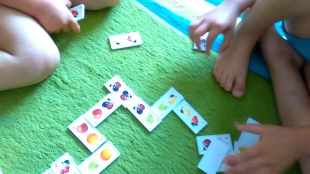 Мальчишки играют в детское домино с фруктами самостоятельно первый раз. смотреть онлайн