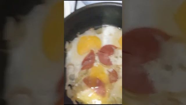 жарю колбаску с луком и яйцом смотреть онлайн