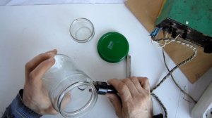 дырка в банке стеклянную банку резать стеклорезом, делать отверстие выжигателем посередине