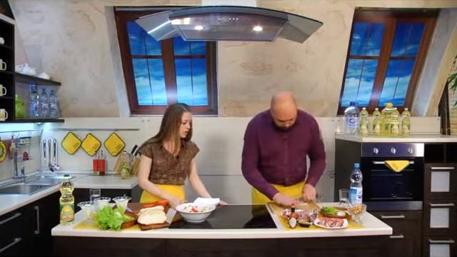 Гаспачо и горячий сэндвич с курицей!!!