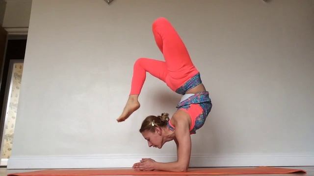 Yoga Demo: Forearms Balancing смотреть онлайн