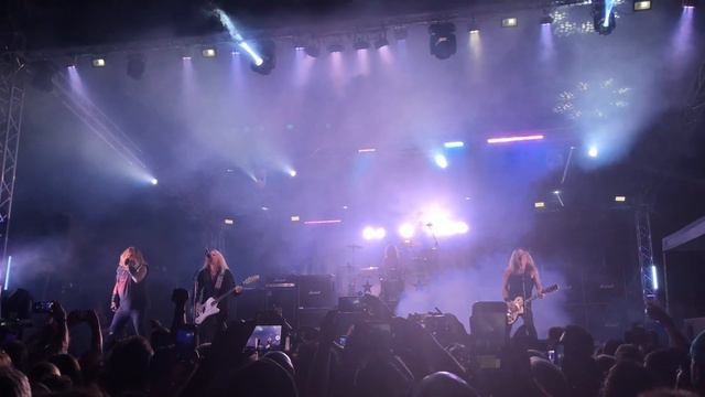 Watch Vince Neil's Career-Ending Performance смотреть онлайн