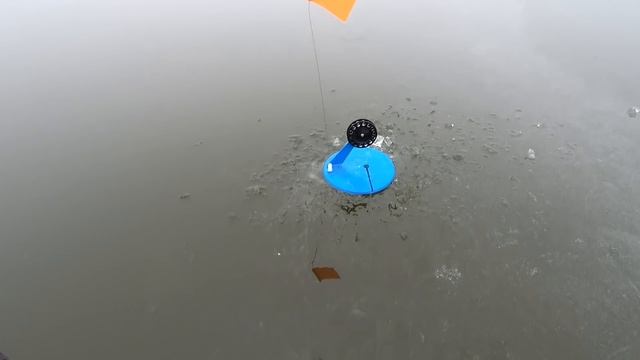 Зимняя рыбалка в туман по первому льду 2021-2022 смотреть онлайн