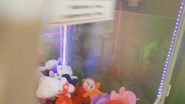 Играю в автомат-хватайку и выигрываю топовый приз в Челябинске!!! смотреть онлайн